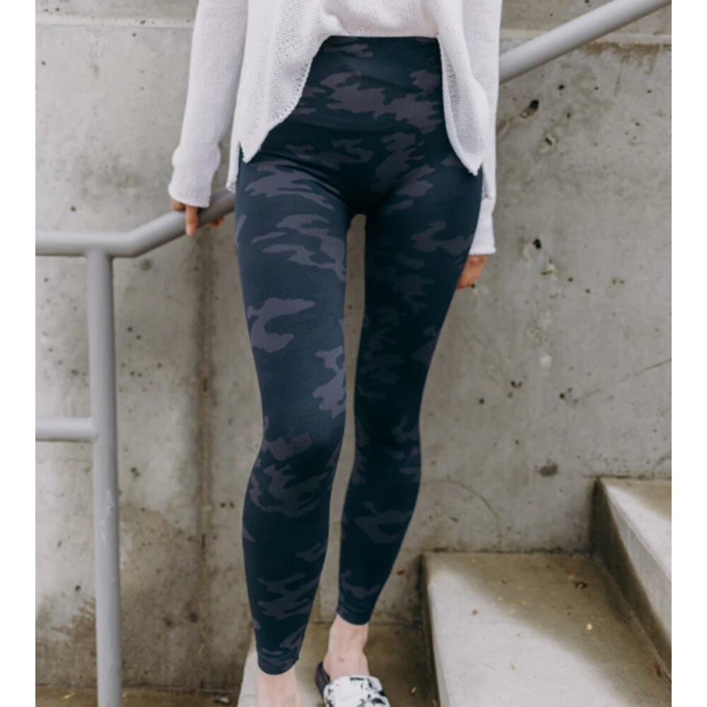 Spanx Leggings Medium Black Blue Camo‎ Look At Me Now 7/8 Crop Tummy Flattening